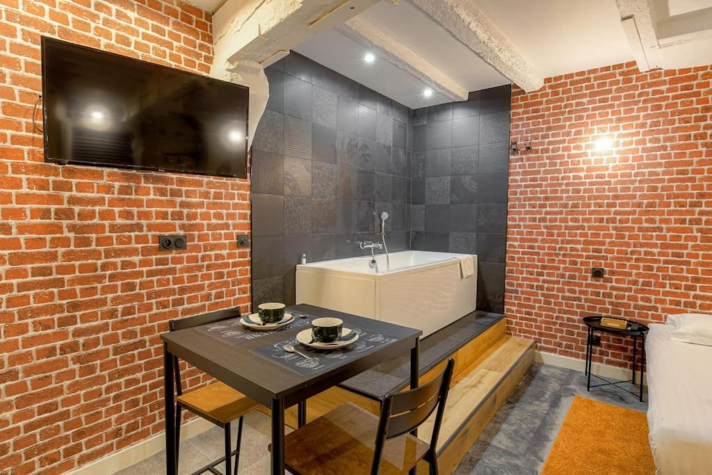Industrial-Style Studio With Bathtub, Vieux-Lyon Exterior foto
