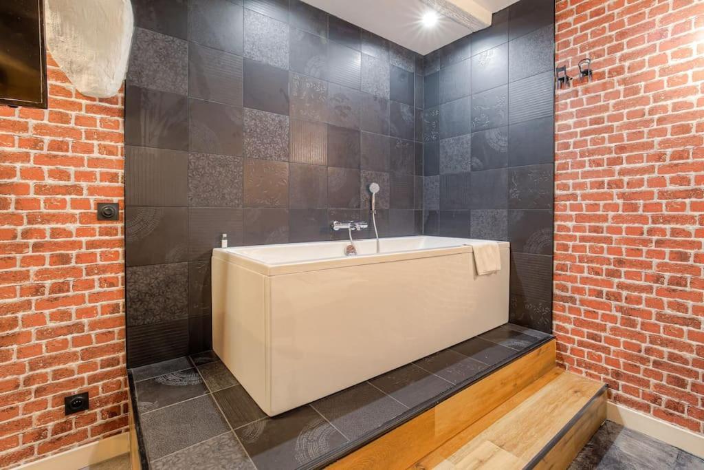 Industrial-Style Studio With Bathtub, Vieux-Lyon Exterior foto