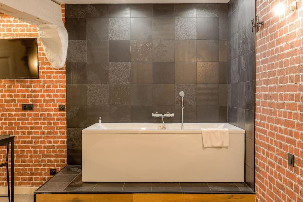 Industrial-Style Studio With Bathtub, Vieux-Lyon Exterior foto