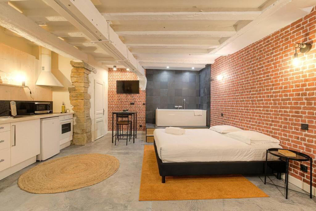 Industrial-Style Studio With Bathtub, Vieux-Lyon Exterior foto